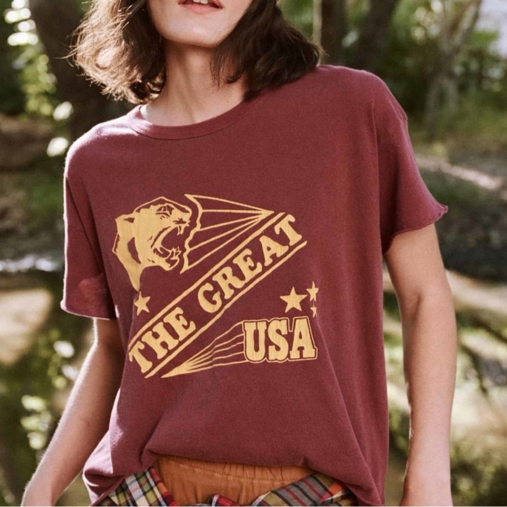 THE GREAT. Washed Cropped Graphic Tee in Maroon - 1